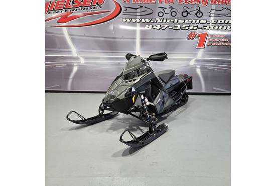 2025 650 Indy XCR 136 Shadow Gray / Gloss Black