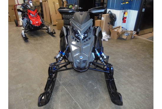 2025 650 Indy XCR 136 Shadow Gray / Gloss Black
