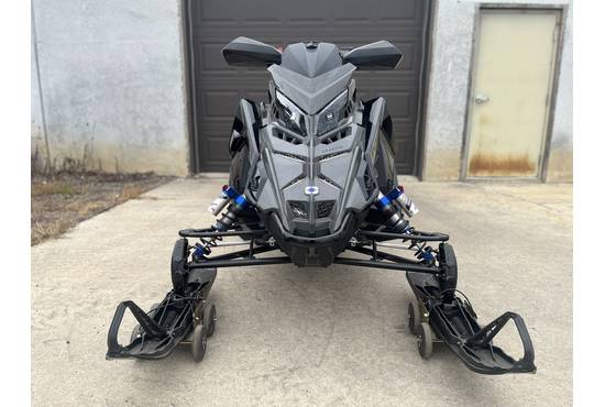 2025 Patriot 9R Indy XCR 136 Shadow Gray / Gloss Black