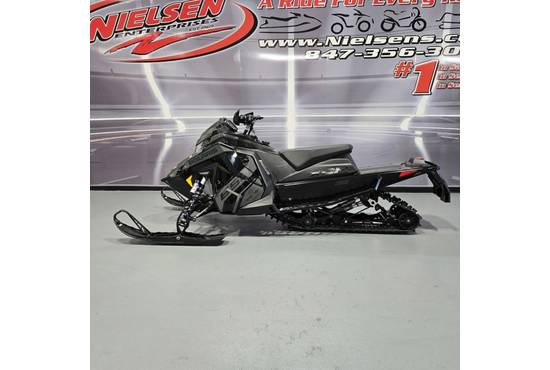 2025 650 Indy XCR 136 Shadow Gray / Gloss Black