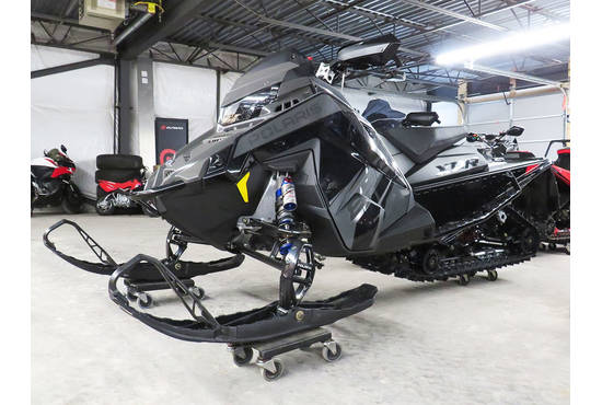 2025 850 Indy XCR 136 Shadow Gray / Gloss Black