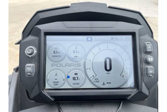 2025 Patriot 9R Indy XCR 136 Shadow Gray / Gloss Black
