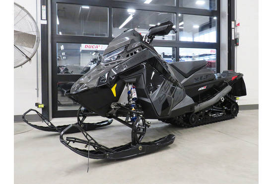2025 650 Indy XCR 136 Shadow Gray / Gloss Black