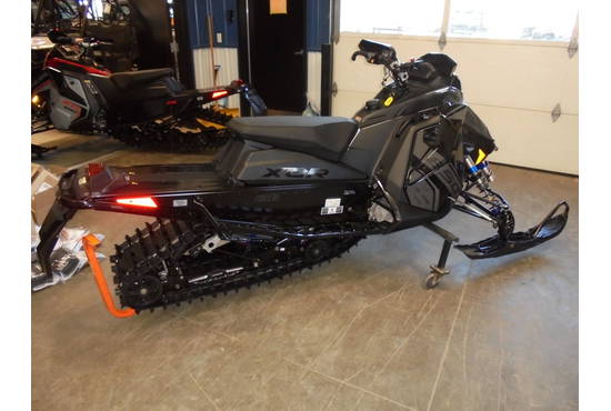 2025 650 Indy XCR 136 Shadow Gray / Gloss Black