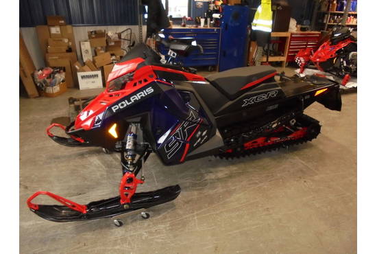 2025 Patriot 9R Indy XCR 136 Midnight Blue Metallic / Indy Red
