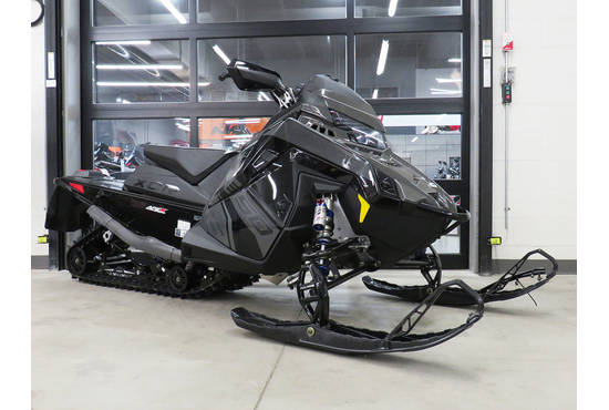 2025 650 Indy XCR 136 Shadow Gray / Gloss Black