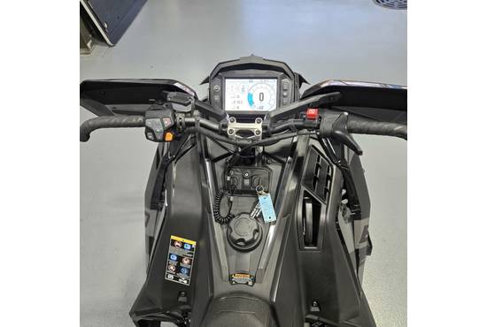 2025 850 Indy XCR 136 Shadow Gray / Gloss Black