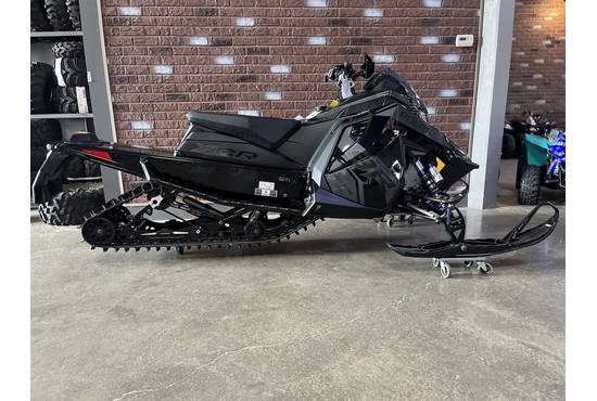 2025 Patriot 9R Indy XCR 136 Shadow Gray / Gloss Black
