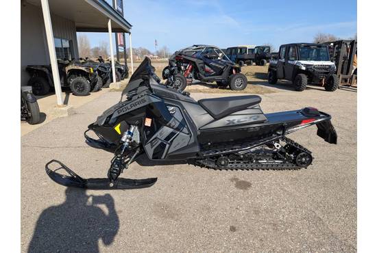 2025 650 Indy XCR 136 Shadow Gray / Gloss Black