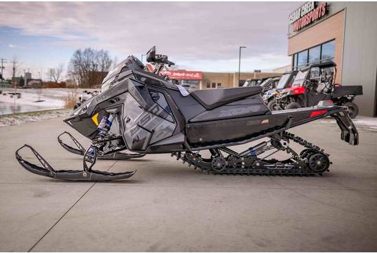 2025 850 Indy XCR 136 Shadow Gray / Gloss Black