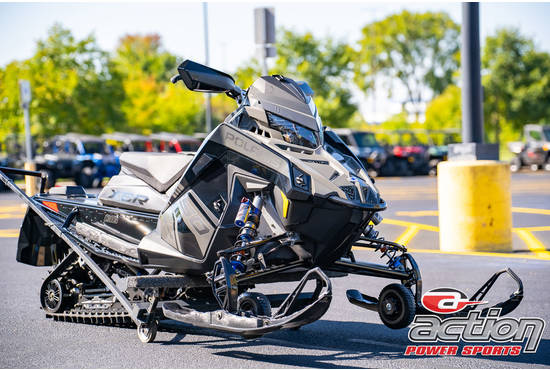 2025 650 Indy XCR 136 Shadow Gray / Gloss Black