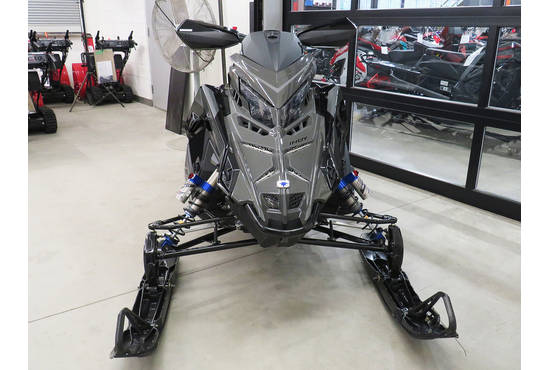 2025 650 Indy XCR 136 Shadow Gray / Gloss Black