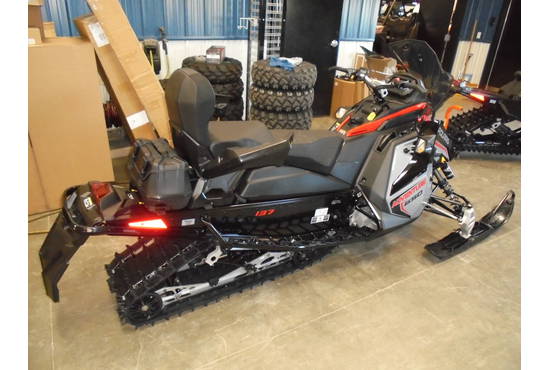 2025 650 Indy Adventure 137 Storm Gray / Indy Red