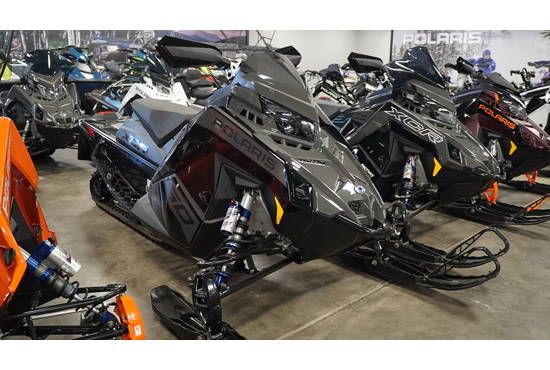 2025 650 Indy XCR 136 Shadow Gray / Gloss Black