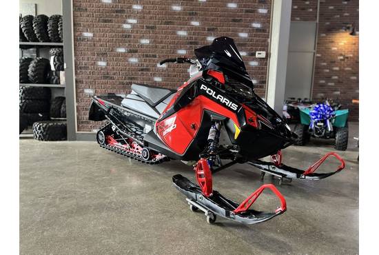 2026 850 INDY VR1 137 Dynamix Indy Red / Gloss Black