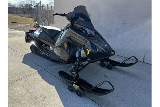 2025 650 Indy VR1 137 Shadow Gray / Gloss Black