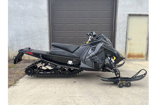 2025 Patriot 9R Indy XCR 136 Shadow Gray / Gloss Black