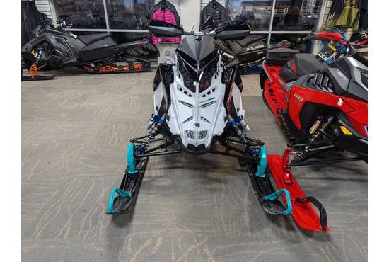 2025 9R Switchback Assault 146 Ghost White Metallic / Gloss Black / Radiant Gree
