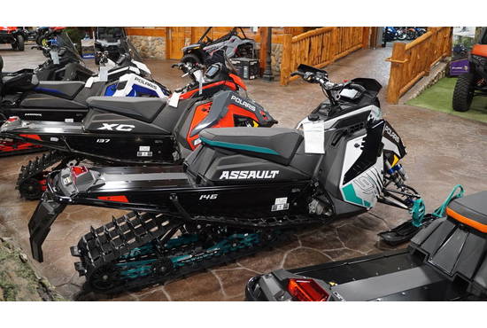 2025 9R Switchback Assault 146 Ghost White Metallic / Gloss Black / Radiant Gree