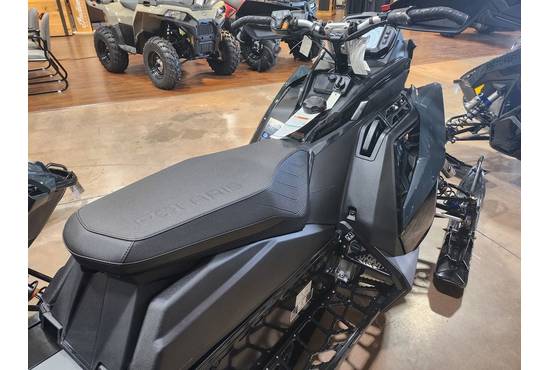 2026 850 Switchback Assault 146 - Race IFS Gloss Black / Blue Dusk