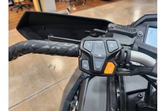 2026 850 Switchback Assault 146 - Race IFS Gloss Black / Blue Dusk