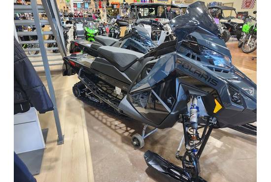 2026 850 INDY VR1 137 Gloss Black / Blue Dusk