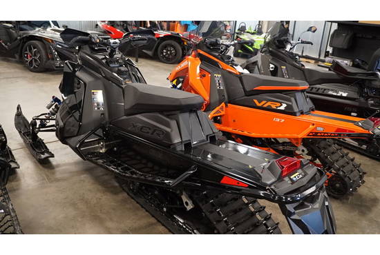 2025 650 Indy XCR 136 Shadow Gray / Gloss Black