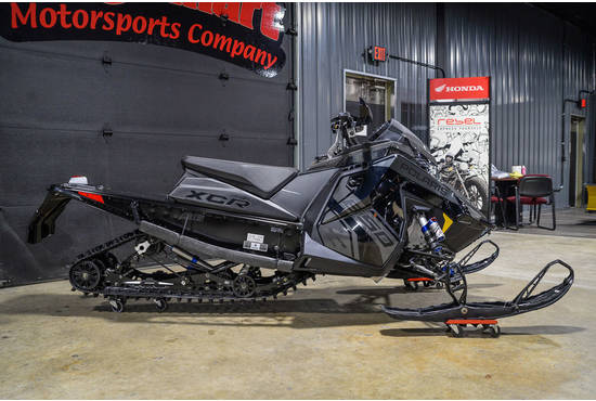 2025 650 Indy XCR 136 Shadow Gray / Gloss Black