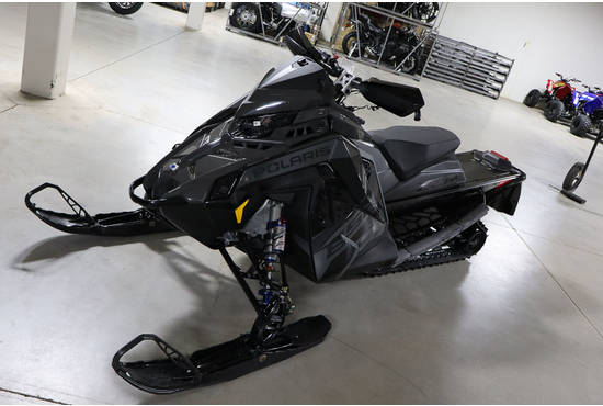 2025 850 Indy XCR 136 Shadow Gray / Gloss Black