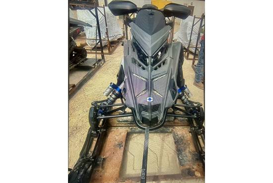 2025 650 Switchback Assault 146 Shadow Gray / Gloss Black