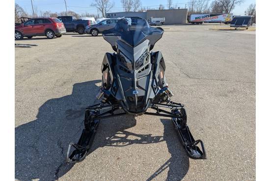 2025 650 Indy XCR 136 Shadow Gray / Gloss Black