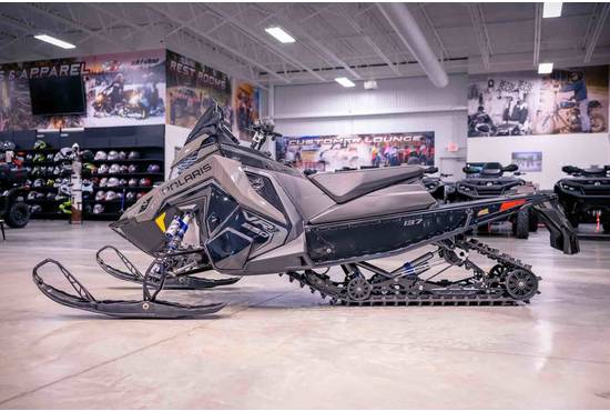 2025 650 Indy VR1 137 Shadow Gray / Gloss Black