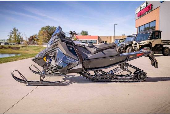 2025 850 Indy VR1 137 Shadow Gray / Gloss Black