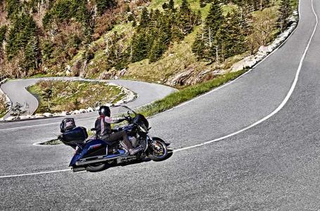 2016 Victory Motorcycles Cross Country Tour® - Photo 6