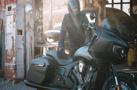 2025 Indian Motorcycle Challenger 112 Dark Horse® with PowerBand Audio Package -  Moss Green Smoke - Photo 6