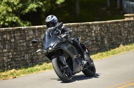 2025 Yamaha YZF R3 - Photo 11