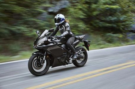 2025 Yamaha YZF R3 - Photo 13