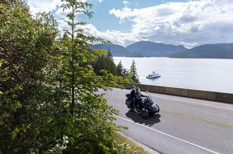 2025 Can-Am Spyder RT - Photo 2