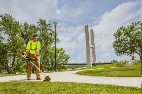 2025 STIHL FC111 EDGER - Photo 3