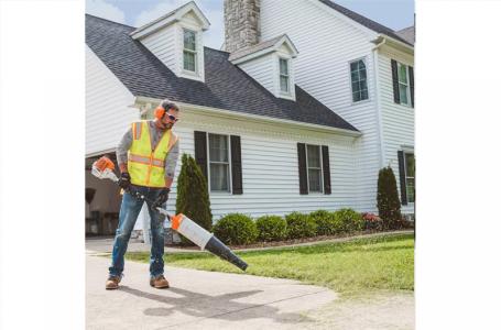 2025 STIHL KM 94 R - Photo 2