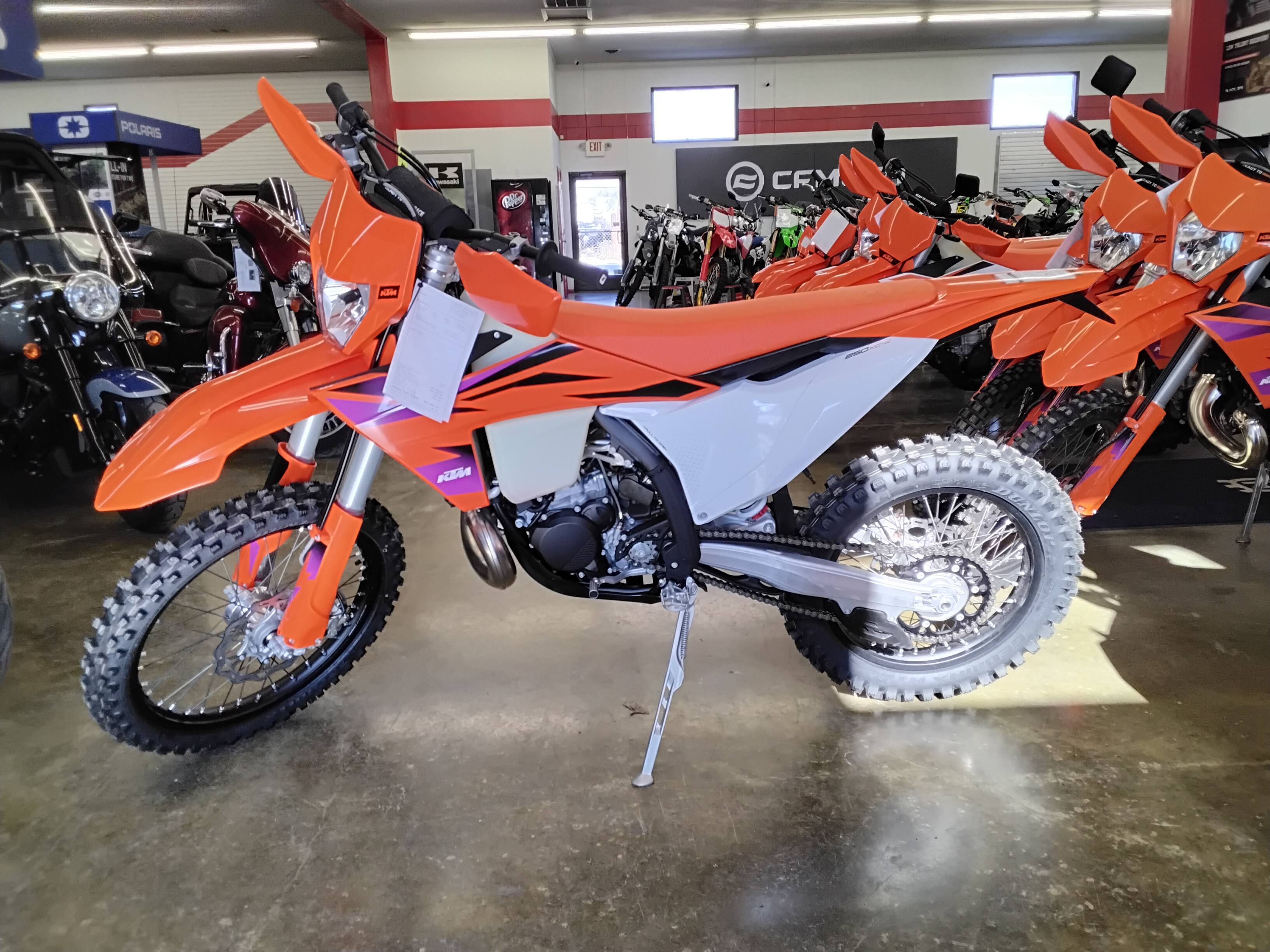 2025 KTM XC 250 W - Photo 2
