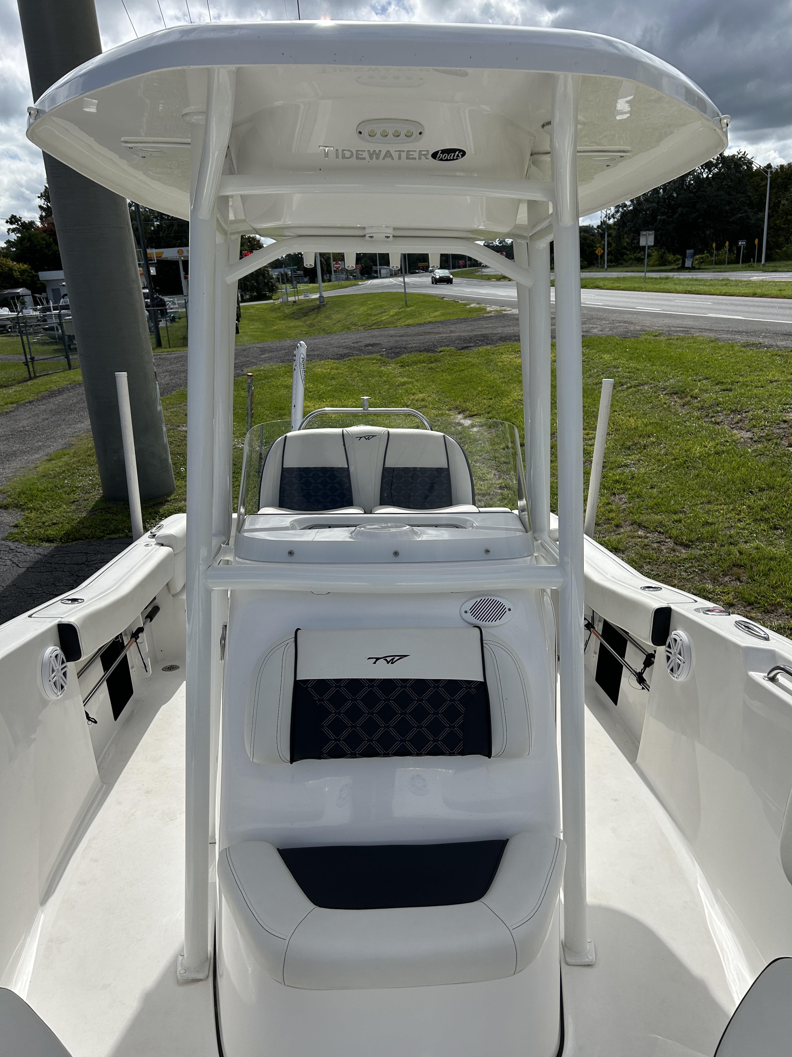 2022 Tidewater Boats 220 LXF - Photo 7