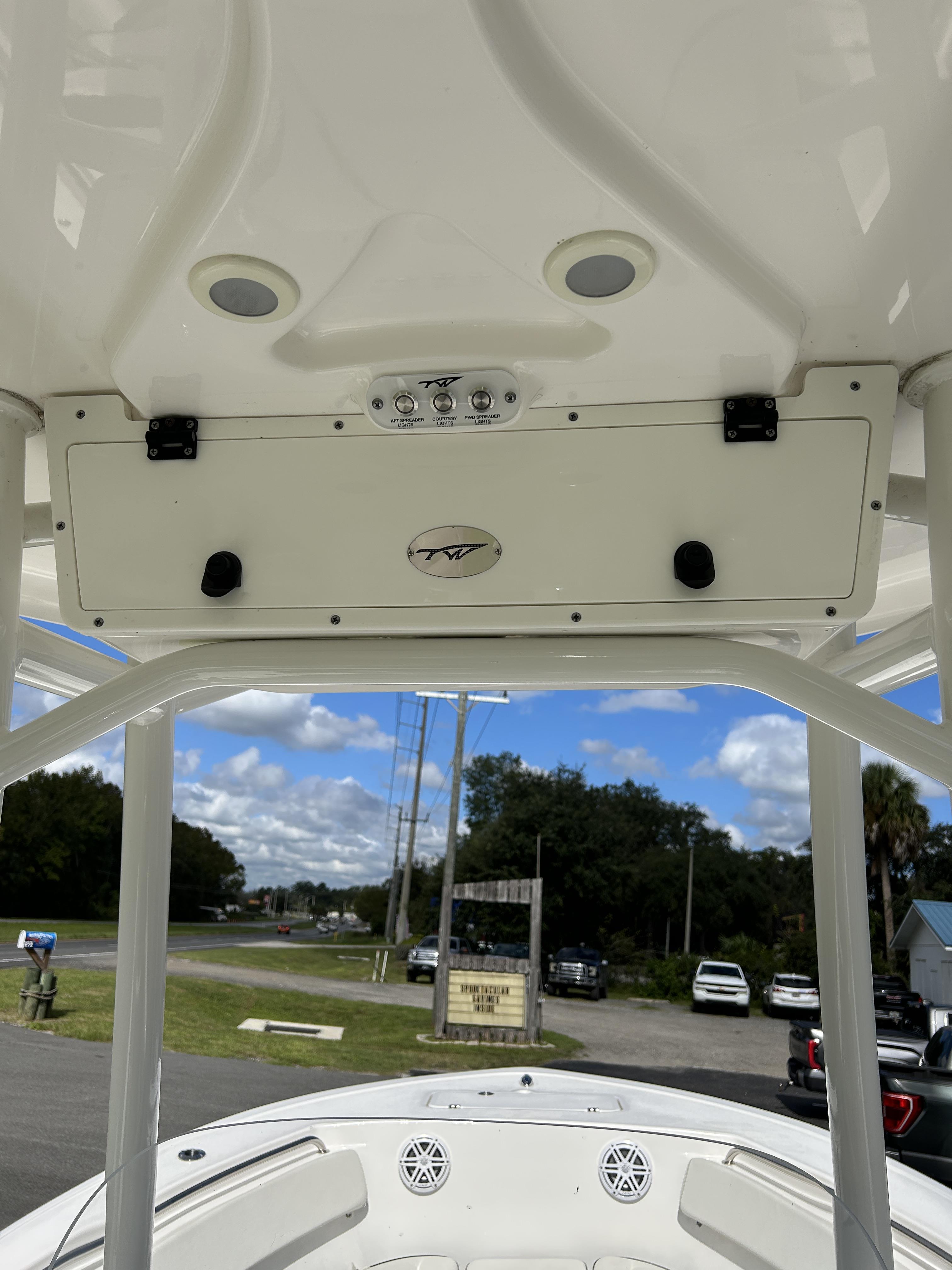 2022 Tidewater Boats 220 LXF - Photo 8