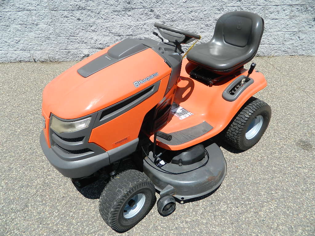 Husqvarna YTH 2246 22hp Briggs, 46" Mower