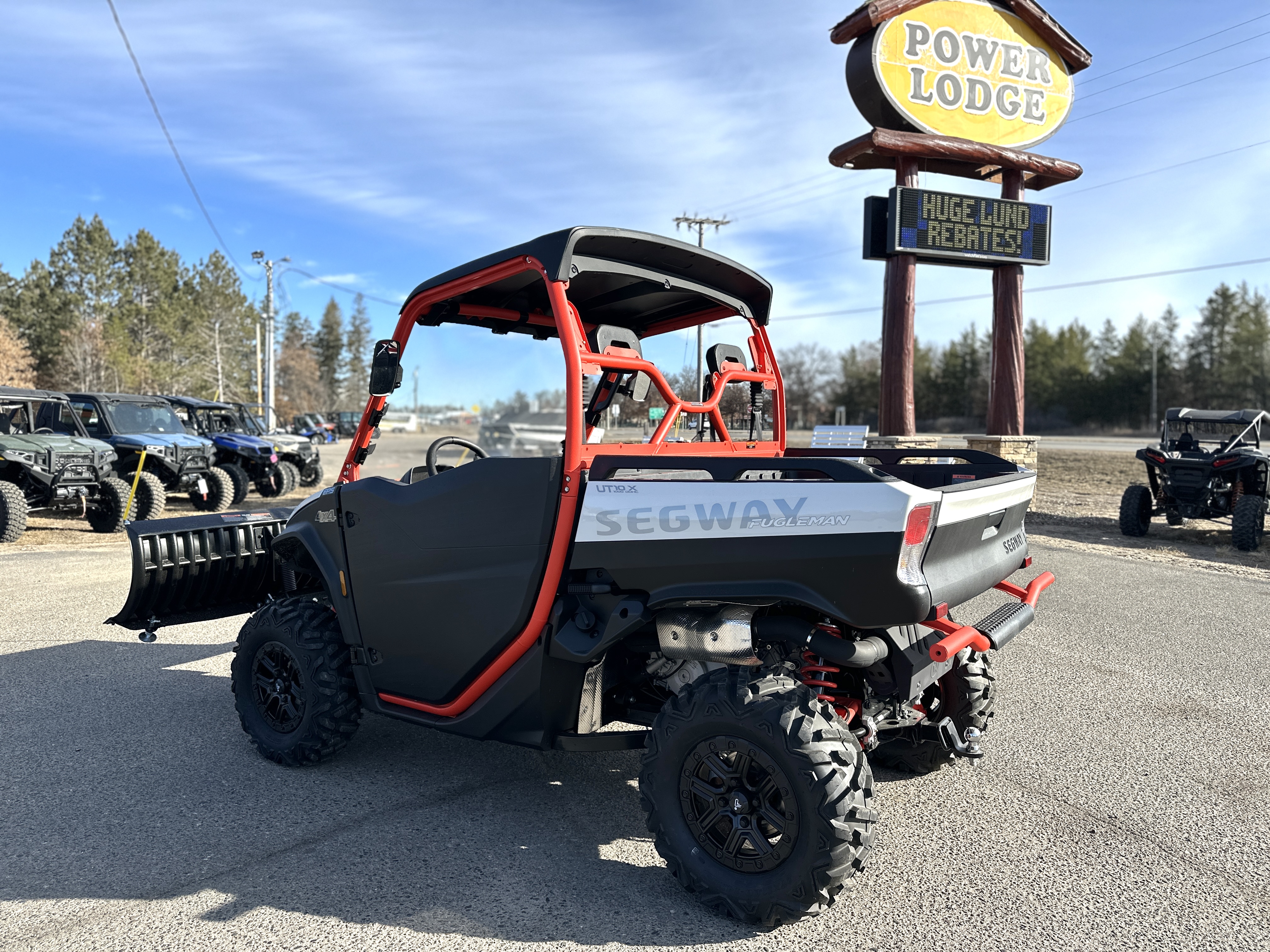 2023 Segway Powersports FUGLEMAN UT10-X - WHITE/RED - Photo 2
