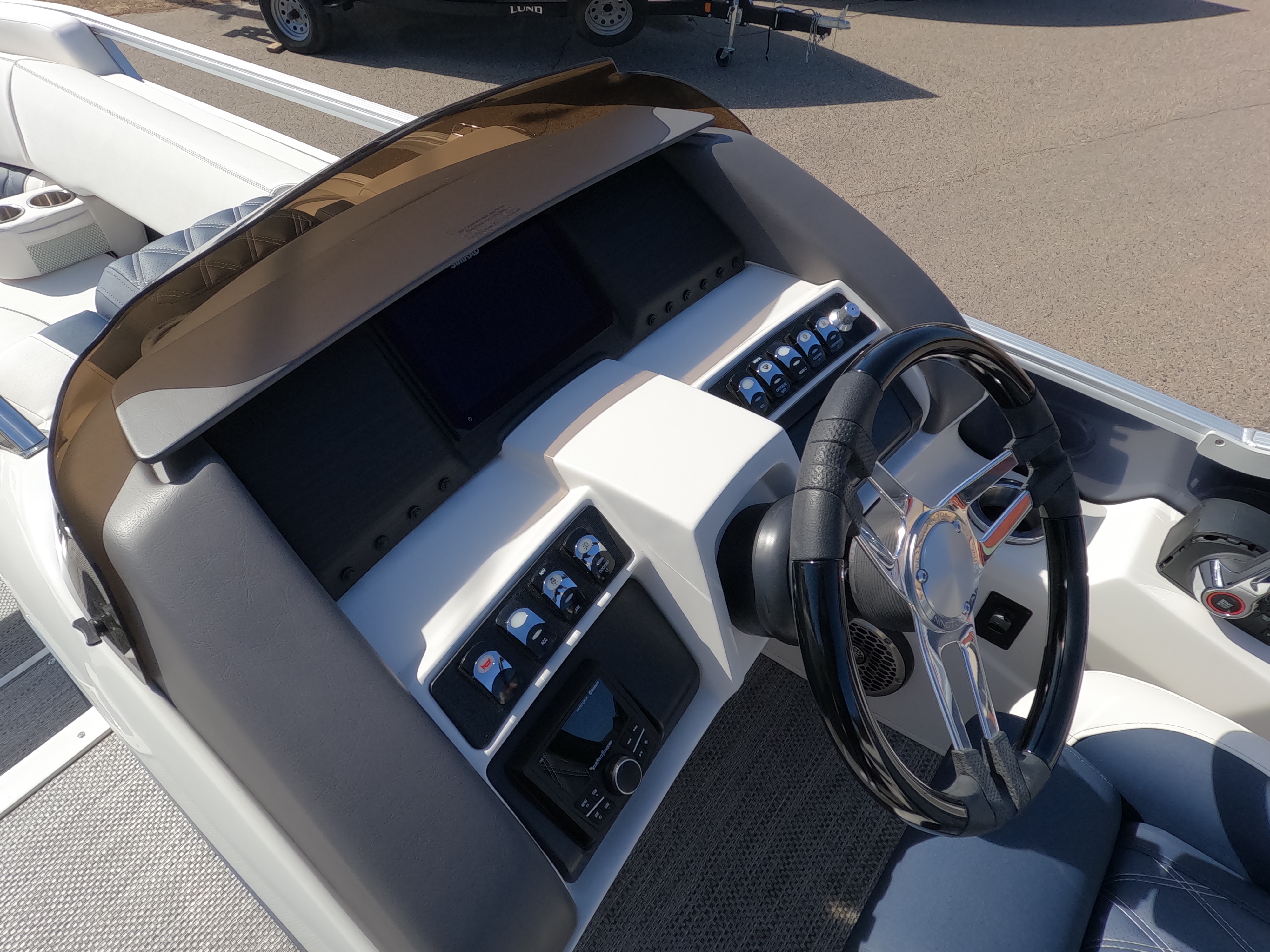 2024 Bennington 24 R - BOWRIDER SWINGBACK - VERADO 300XL - TRITOON - Photo 9