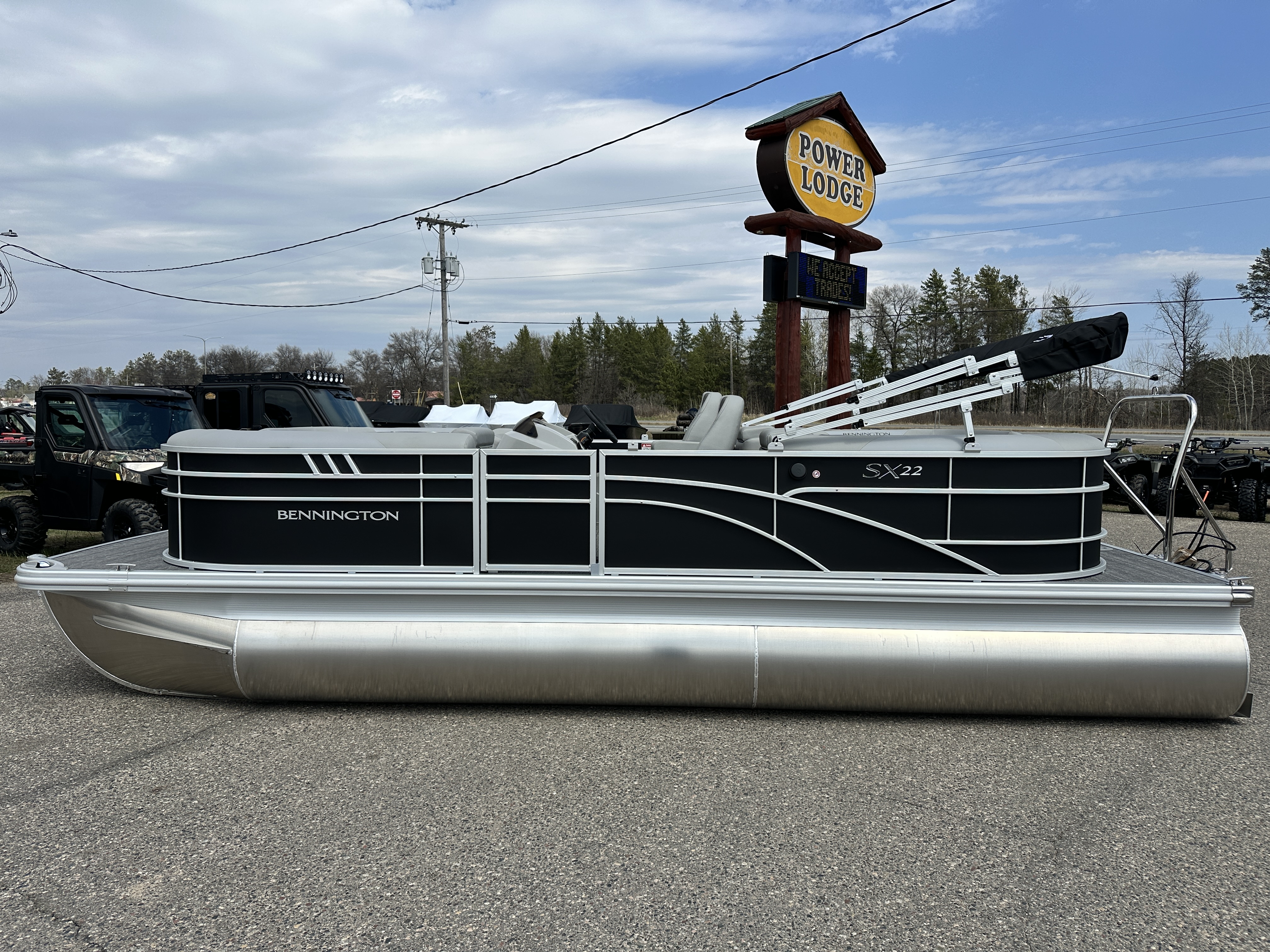 2025 Bennington 22 SX - STERN RADIUS EXPRESS - w/F90LB - TRITOON
