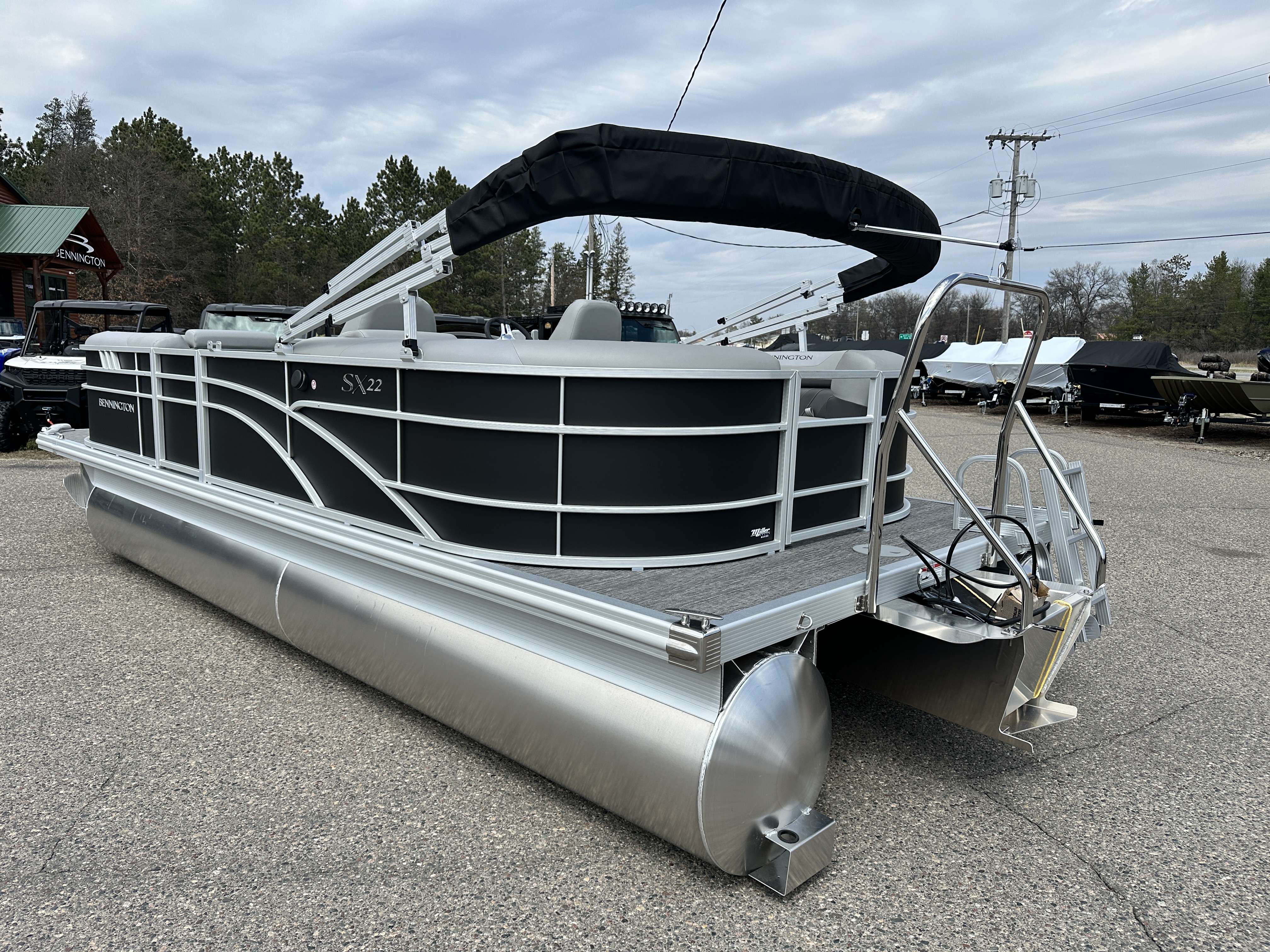 2025 Bennington 22 SX - STERN RADIUS EXPRESS - w/F90LB - TRITOON - Photo 2