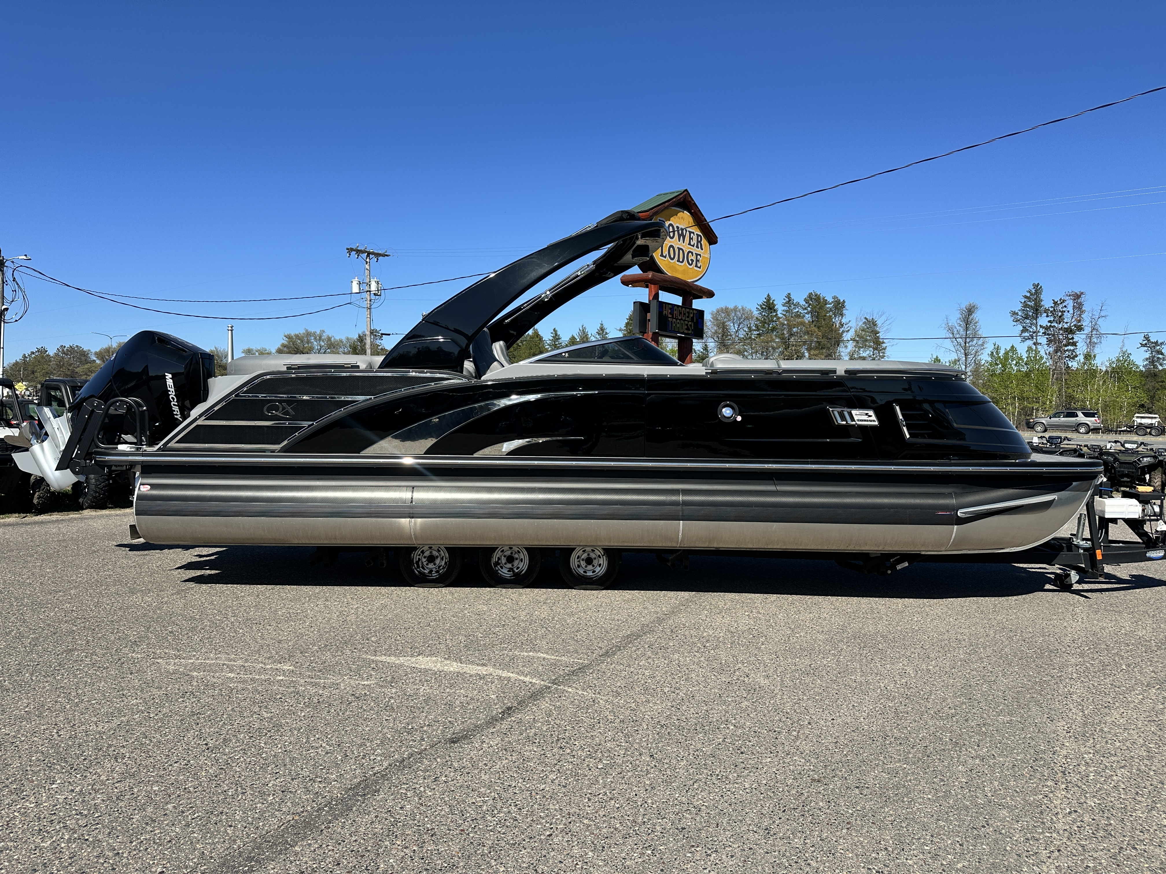 2024 Bennington 25 QX - FASTBACK ARCH w/WINDSHIELD - 400XL VERADO - TRITOON