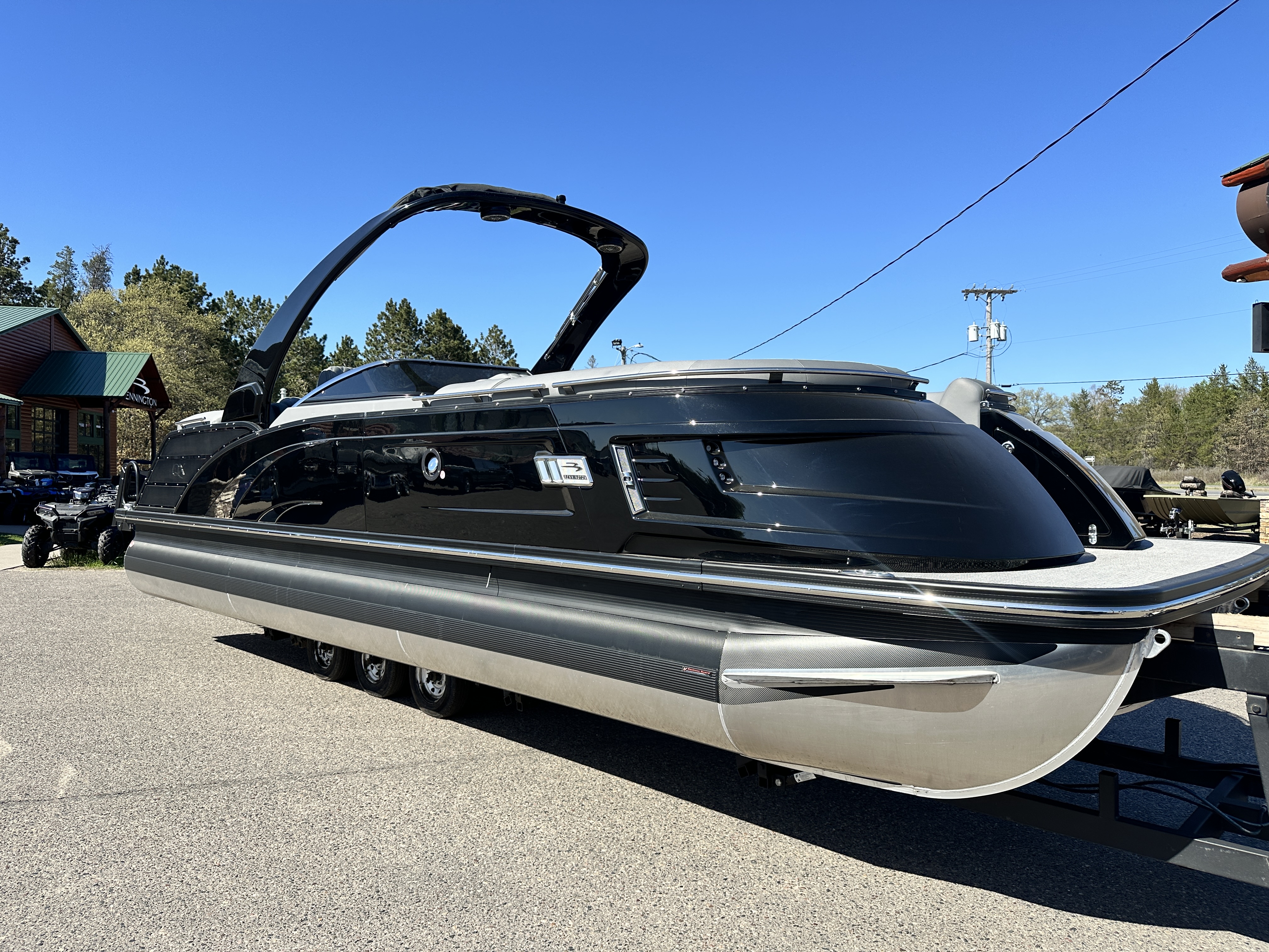 2024 Bennington 25 QX - FASTBACK ARCH w/WINDSHIELD - 400XL VERADO - TRITOON - Photo 2